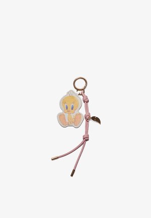 Tweety-Bird-Schlüsselanhänger mit rosa Lederriemen, roségoldenem Ring und Blatt-Anhänger, entworfen zur Befestigung an Taschen oder Schlüsseln.