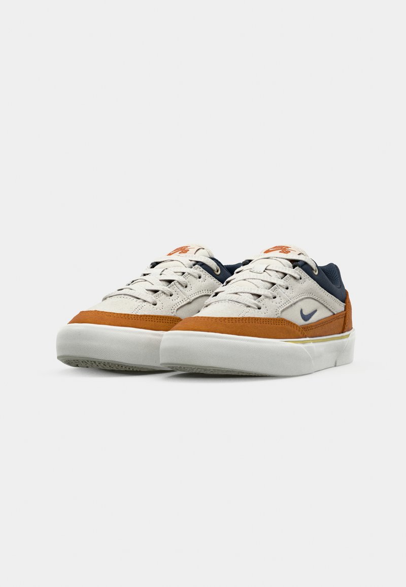 Orange und marineblaue Basketballschuhe aus Wildleder und Mesh-Materialien, mit einer weißen Sohle und dezentem Branding an den Seiten und Zungen.
