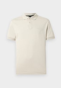 Polo beige à manches courtes avec une patte à deux boutons et un col classique sur fond uni.
