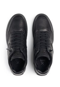 Zapatillas de cuero negras con diseño de caña baja, que cuentan con cordones redondos, cuello acolchado y suela texturizada. Logo grabado en la lengüeta.