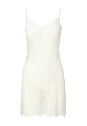 Witte kanten slipjurk met verstelbare spaghetti bandjes en gegolfde randen, met een bloemenkantpatroon over de hele jurk.