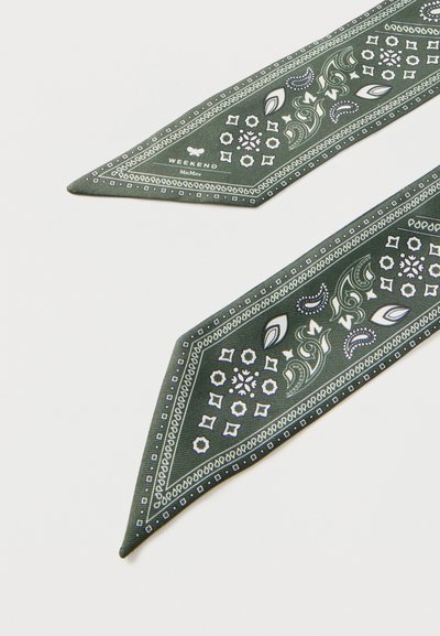 Conseils d'écharpe en tissu vert foncé avec des motifs cachemire et géométriques blancs et verts clairs, affichant le texte "WEEKEND MaxMara" et le logo papillon.