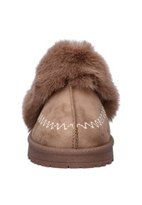 Bruine suède pantoffels hebben een zachte bontkraag, witte zigzagsteek aan de voorkant en een flexibele bruine rubberen zool.