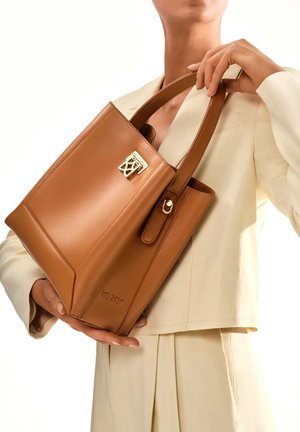Borsa a mano in pelle color cuoio con design strutturato, dettagli in metallo dorato e logo in rilievo. Manici corti per il trasporto.