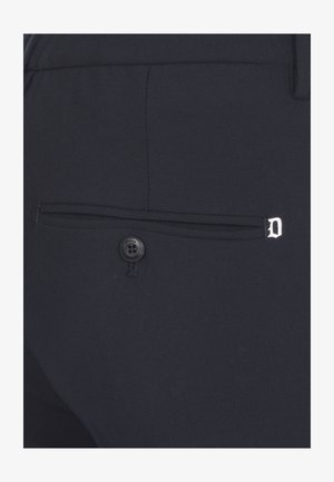 Pantaloni blu navy con una tasca posteriore dotata di un bottone nero e un accento "D" in argento. Tessuto dalla superficie liscia, design sartoriale e linee pulite.