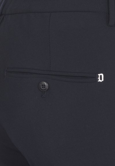 Pantaloni blu navy con una tasca posteriore dotata di un bottone nero e un accento "D" in argento. Tessuto dalla superficie liscia, design sartoriale e linee pulite.
