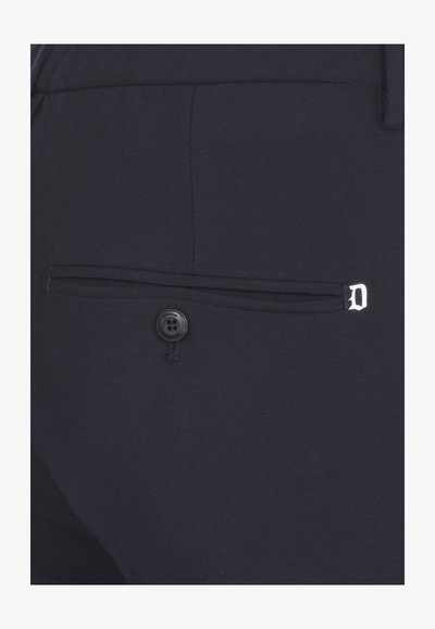 Pantaloni blu navy con una tasca posteriore dotata di un bottone nero e un accento "D" in argento. Tessuto dalla superficie liscia, design sartoriale e linee pulite.