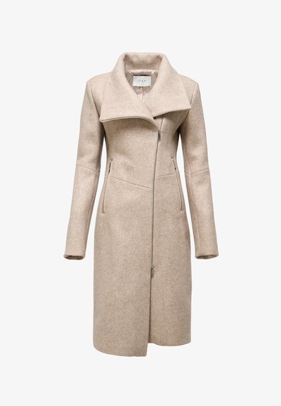 Cappotto in misto lana beige con grande risvolto, chiusura con zip frontale e due tasche laterali. Presenta maniche lunghe e una silhouette aderente.
