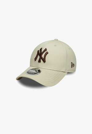 Casquette de baseball beige des New York Yankees avec logo brodé marron et autocollant New Era sur la visière.