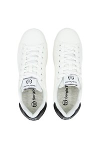 Weiße Sneakers mit glatter Textur, ausgestattet mit einem schwarzen Fersenakzent, weißen Schnürsenkeln und Branding auf der Zunge sowie der Innensohle.