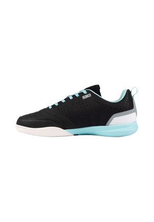 Scarpa da ginnastica nera con lacci azzurri chiari, fodera interna e dettagli sulla suola, lati traforati, dettaglio bianco sul tallone e logo "Munich" sul lato.