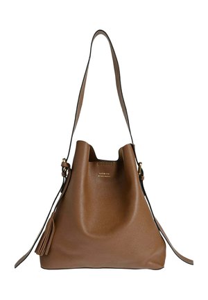 Sac seau en cuir marron avec bandoulière longue et détail de gland, présentant un lettrage de marque doré subtil au centre avant.