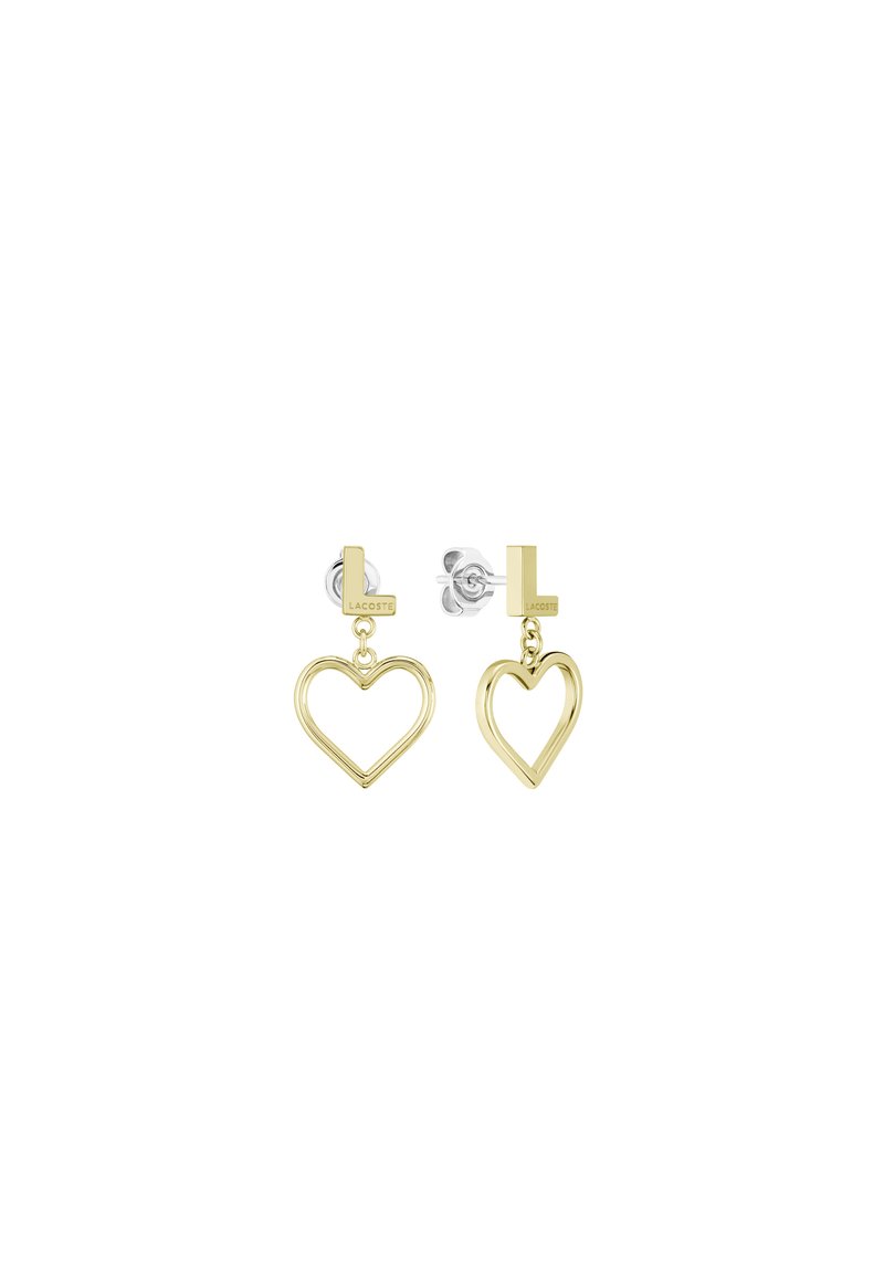 Orecchini in metallo dorato a forma di cuore con un design pendente, fissati da un attacco a perno con un piccolo accento di marca.
