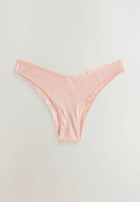Lichtroze dames bikini-ondergoed met een gladde textuur, plat weergegeven op een neutrale achtergrond.