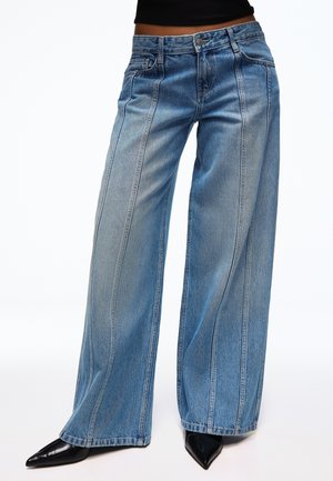 Bershka, LOW-RISE WIDE-LEG WITH SHIMMER - JEANS - Coupe large - light-blue denim