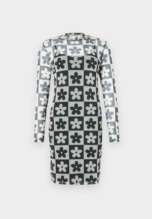 Pikad varrukad sisaldav kleit, millel on ruudustikukujundus mustade ja valgete lilledega, valmistatud siledast ja venivast materjalist. Kõrge kaelus, liibuv vorm.