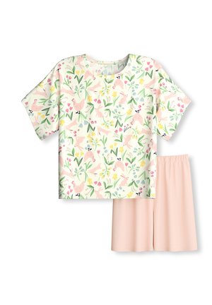 Korte mouw top met roze dieren- en bloemmotief, gecombineerd met effen lichtroze shorts tot over de knie.