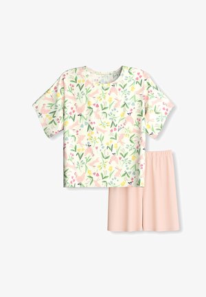 Maglietta a maniche corte con motivo animale e floreale rosa abbinata a pantaloncini rosa chiaro tinta unita fino al ginocchio.