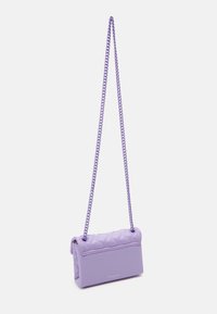 Violetti mini olkalaukku, jossa tikattu pinta, ketjusäätö ja magneettikiinnitys. Sileä nahkapinta, kompakti suorakulmainen muoto.