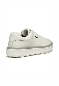 Sneaker bianca in pelle con finitura testurizzata, design con lacci, suola imbottita e accento grigio. Presenta una punta arrotondata e dettagli del logo.