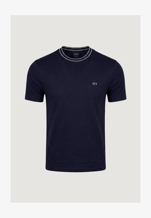 Granatowy T-shirt z krótkim rękawem, z białym podwójnym paskiem na kołnierzu i małym białym logo A|X na lewej piersi.