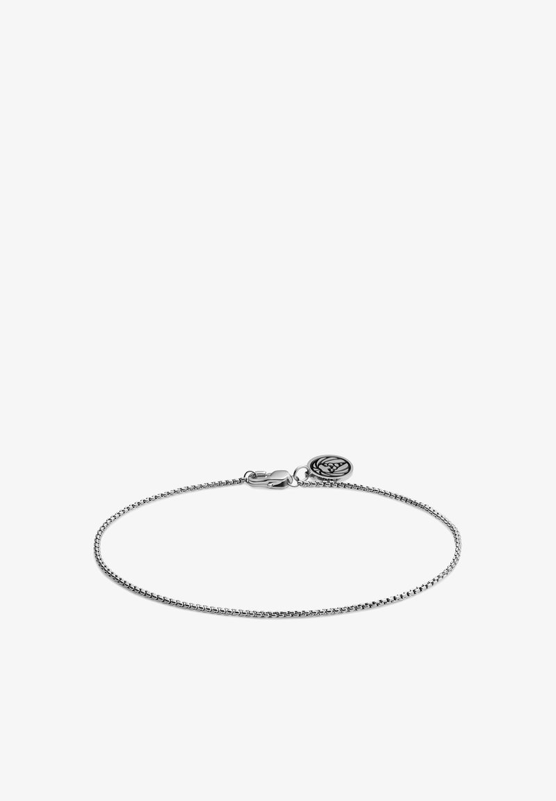 Sølvkjede armbånd med et fint, vevd design. Har en hummerlås og et rundt logocharm festet.
