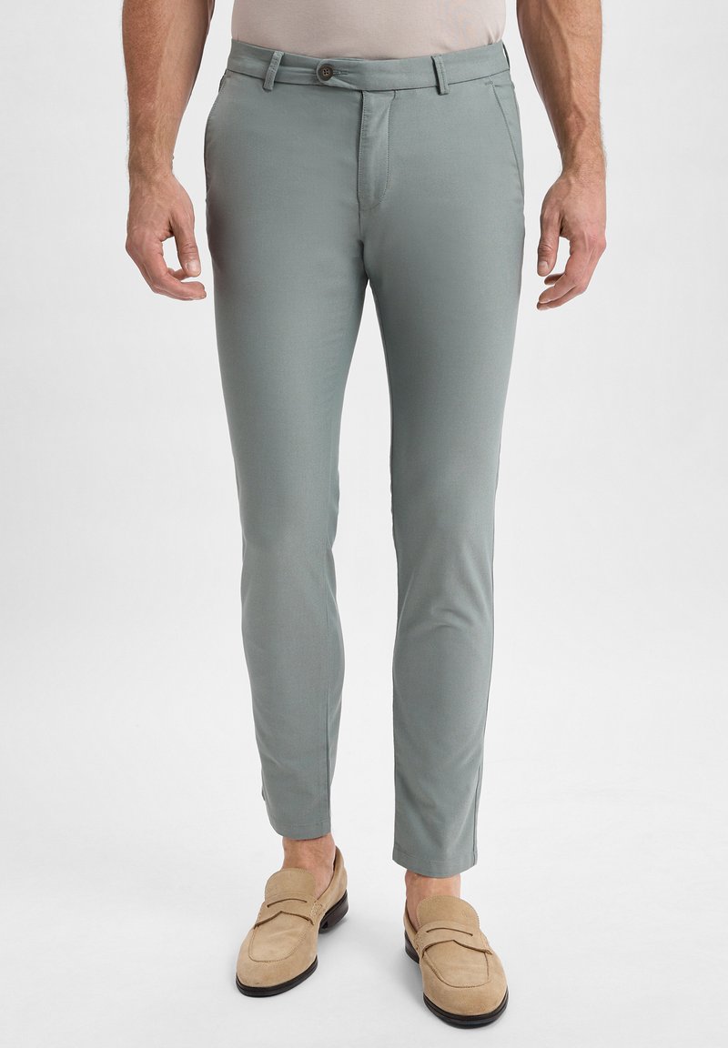 Helle graue Chinos mit schmaler Passform, gefertigt aus einem glatten Stoff. Verfügt über einen Knopfverschluss, seitliche Taschen und ein minimalistisches Design.