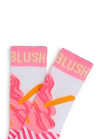 Chaussettes montantes blanches avec une bande rose "BLUSH", ornées d'un graphisme de glace rose vif et d'un tuyau orange sur une base rayée rose.