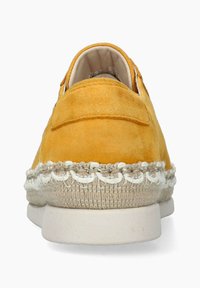 Chaussure jaune en daim avec une semelle intermédiaire en jute tissée texturée et un accent de couture blanche. Le design présente un talon arrondi et une silhouette simple.