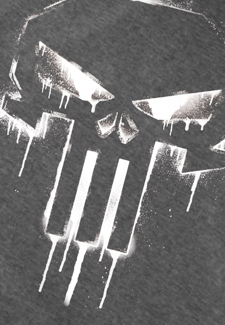 Tessuto grigio con un design di teschio bianco caratterizzato da orbite oculari allungate ed effetti di vernice che colano. La texture appare liscia con un aspetto consumato.