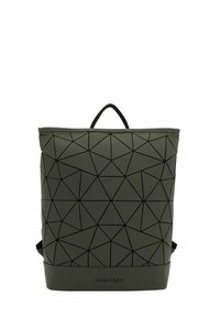 Mochila geométrica verde hecha de material sintético texturizado con un patrón triangular con detalles en negro y una asa superior para llevar.