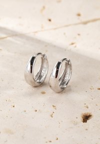 Srebrne kolczyki koła o gładkim, polerowanym wykończeniu. Okrągły kształt i niewielka szerokość nadają minimalistyczny wygląd. Wewnątrz wybite oznaczenie "925".