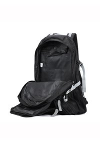 Zaino nero con un ampio scomparto principale e tasca frontale, caratterizzato da accenti grigi e cerniere, realizzato in un tessuto durevole e testurizzato.