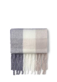 Sciarpa in plaid di peluche con quadrati alternati in lavanda, bianco e beige. Finitura con bordi lunghi e frangiati. Texture morbida.
