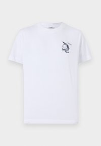 Camiseta blanca de manga corta con un pequeño dibujo negro de dos limones y una pancarta que dice "Sour Power" en el lado izquierdo del pecho.