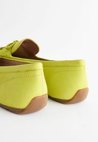 Next FOREVER COMFORT BOW DRIVER REGULAR FIT - Mokaszinok - lime green