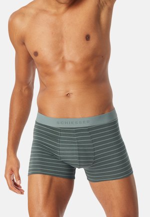 Boxer di uomo in verde scuro con strisce orizzontali grigio chiaro. Vita elasticizzata con logo "Schiesser". Tessuto morbido, design aderente.