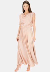 Maxi sukienka w miękkim różowym satynie, z dekoltem typu cowl, krótkimi rękawami z wiązaniami oraz elastyczną talią, tworzącą zwiewny kształt.