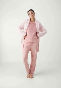 Conjunto de loungewear de forro polar suave en rosa claro que incluye una bata larga, una parte superior a juego y pantalones. Diseño simple sin patrones visibles ni herrajes.