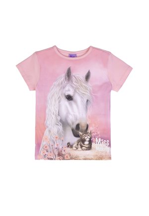 Rosa kurzärmliges Hemd mit einem weißen Pferd und einem Kätzchen, das auf Heu liegt, umgeben von pinkfarbenen Blumen, mit dem Text "Miss Melody" auf der Vorderseite.