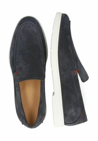 Marinblå mocka slip-on skor med vit gummisula, med orange detaljer och minimala sömnadsdetaljer. Slät textur, rund form.