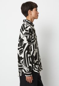Marc O'Polo BEDRUCKTE IN SOMMERLICHER QUALITÄT - Button-down blouse - black white