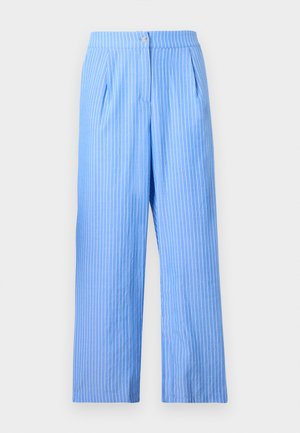 Pantalon large bleu clair avec rayures verticales blanches, plis sur le devant, poches latérales, bouton et fermeture éclair.