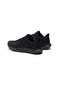 Schwarze Sportschuhe mit einem strukturierten Strickobermaterial, einer abgerundeten Zehenpartie und einer dicken Gummisohle. Verfügt über einen Logo-Akzent an der Seite.