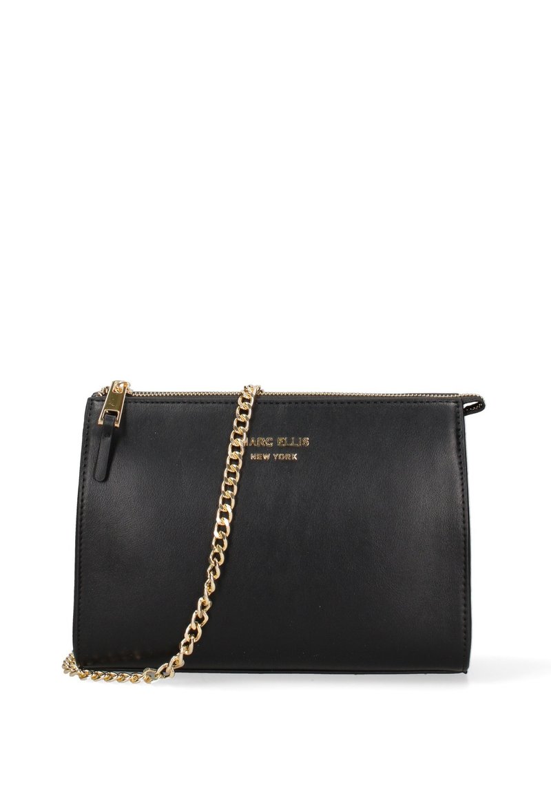 Clutch in pelle nera con tracolla a catena dorata, chiusura a zip e logo del marchio impresso. Forma rettangolare con texture liscia.