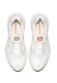 Vita idrottsskor med ovandel i mesh, vadderad tunga, kontrasterande beige detaljer och tjocka vita sulor med texturerade mönster.