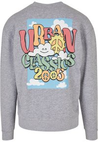 Felpa grigia con una grafica colorata sul retro che presenta "URBAN CLASSICS 2005", nuvole, simboli di pace e un personaggio nuvola sorridente.