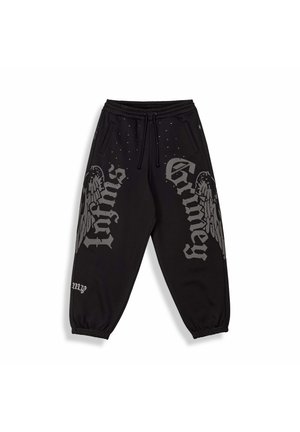 Schwarze Jogginghosen mit elastischen Bündchen und Bund, mit grauem gotischem Text "Grimey" und Flügelgrafiken auf den Vorderseiten der Beine.