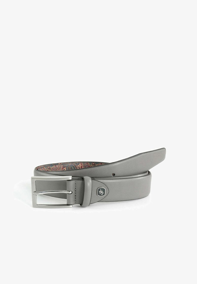 Grauer Ledergürtel mit silberner, rechteckiger Schnalle und einem bunten Paisley-Muster an der Innenseite. Glatte Textur, dezentes Design.