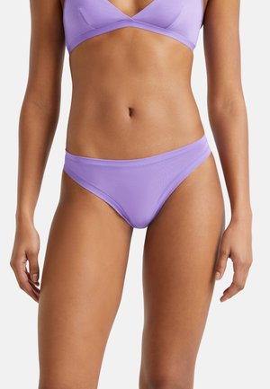 Il set di bikini lavanda presenta un design senza cuciture realizzato in un tessuto morbido. Il top è di stile bralette e il fondo ha un taglio a vita bassa.